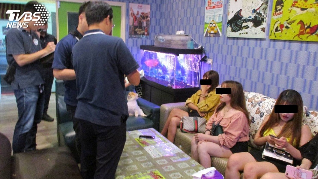 有恩客得知這些越南籍陪酒女子被逮後,專程跑到警局探望。(圖/TVBS)