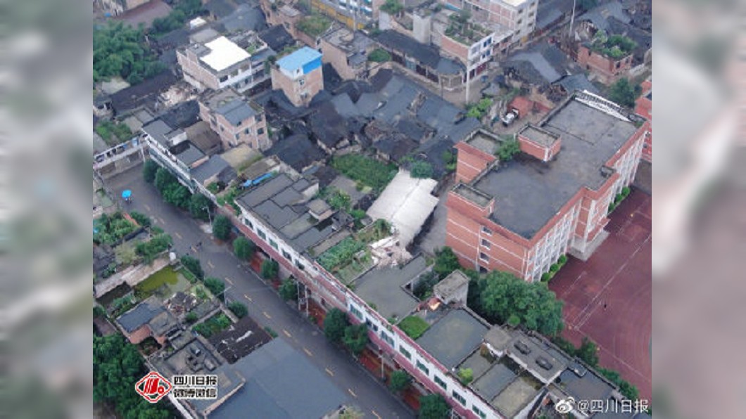 四川發生強震,多處房屋倒塌。圖/翻攝自四川日報微博
