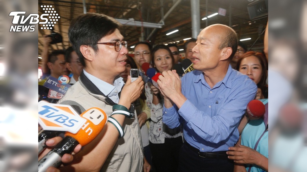 討到5300萬補助款，高雄市長韓國瑜（右）向行政院副院長陳其邁（左）致謝。圖／中央社