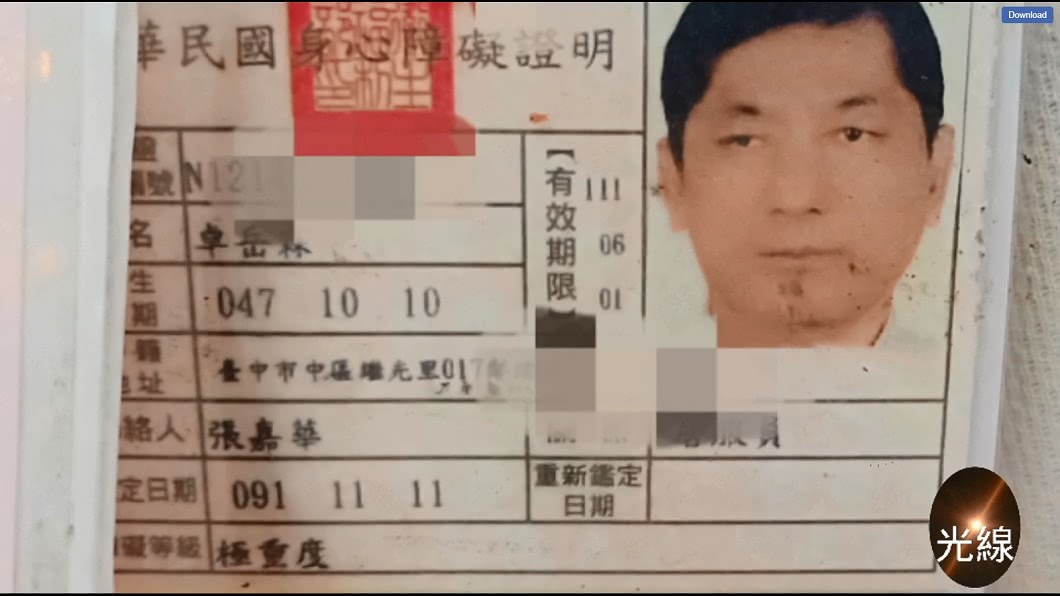 卓男雖看不見、聽不到,仍自力自強擺攤維持生計。圖/翻攝光線臉書