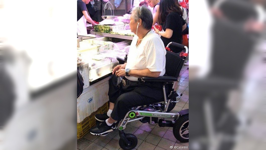 日前洪金寶坐輪椅陪妻子到市場買菜。圖/翻攝微博
