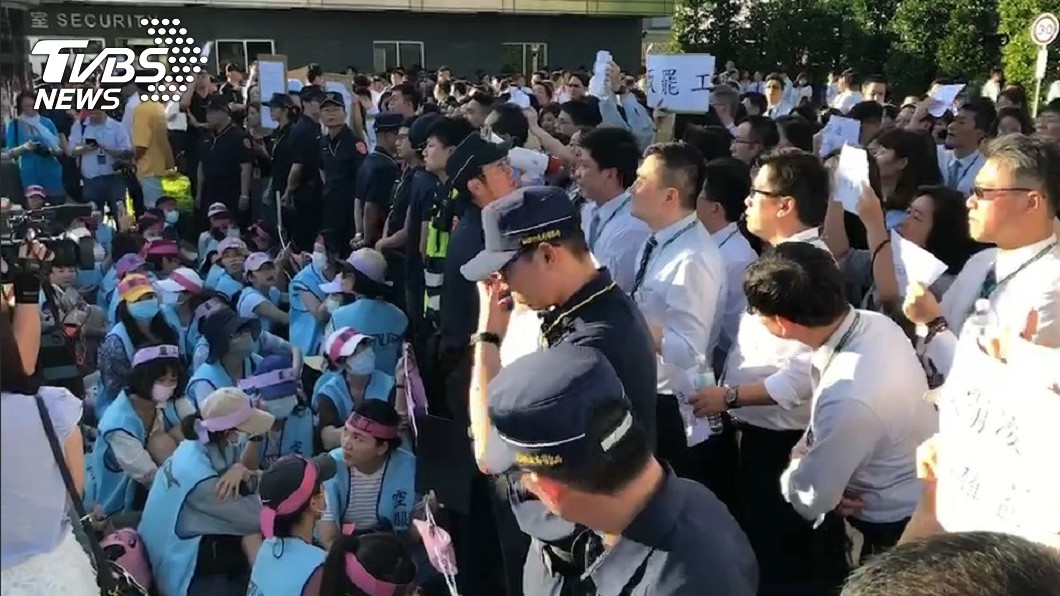 白色制服的員工嗆生「不爽做不要做」。圖/TVBS