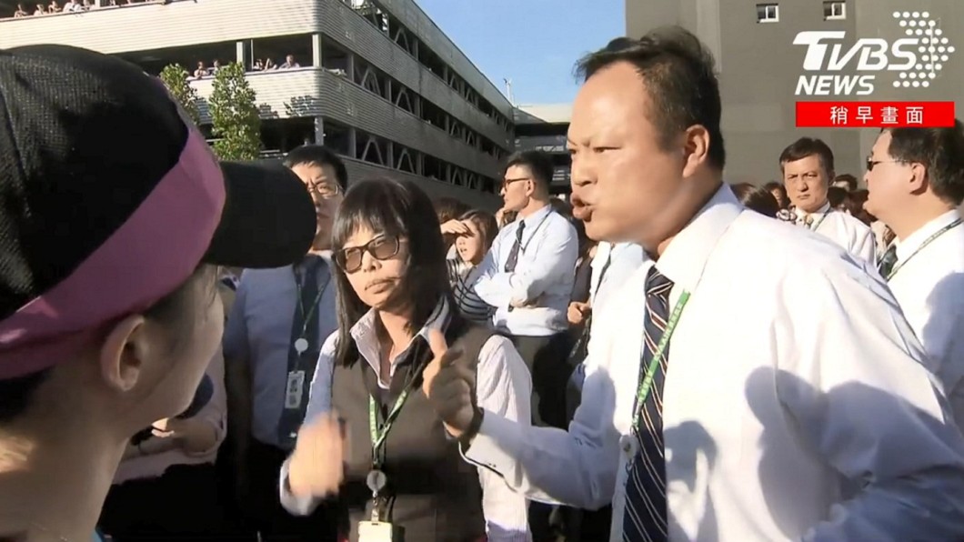 長榮內部員工要求罷工空姐不要擋住總部大門。圖/TVBS