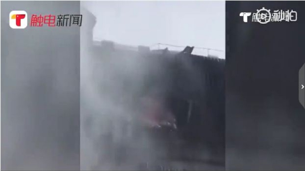 消防員花費好一番工夫才將整個火勢撲滅。(圖/翻攝自微博)
