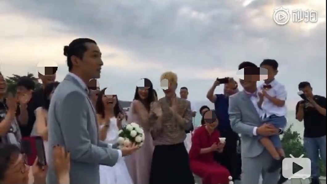 胡歌被硬塞捧花,先是愣住接著馬上笑開。圖/翻攝bilibili