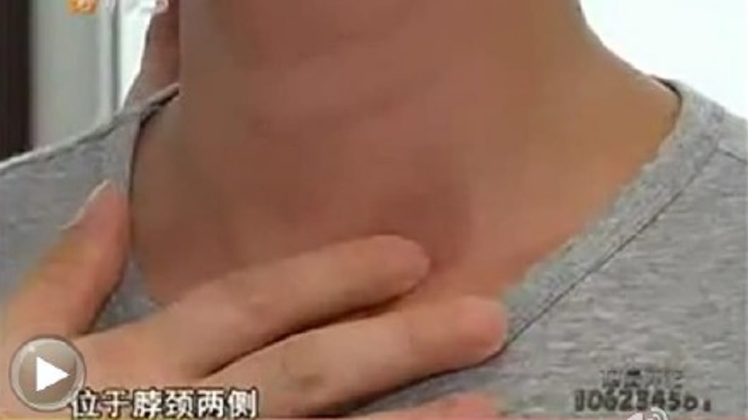 醫生提醒,頸動脈竇位於脖子兩側,要注意不可過度施加壓力。圖/微博