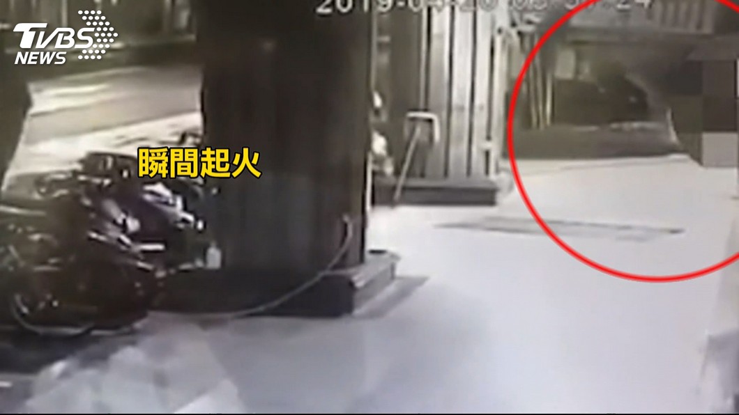 店家監視器畫面拍到當時該名員工潑油縱火的行徑。(圖/TVBS)