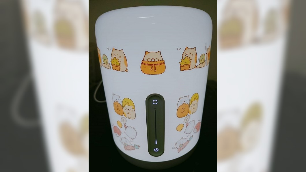 人妻最後貼上貼紙,讓床頭燈變得相當可愛。圖/翻攝爆怨公社