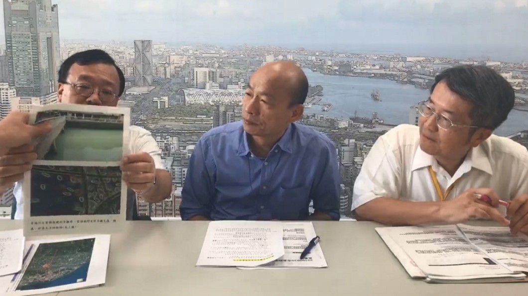 市府團隊開直播解釋愛河狀況。圖/翻攝自韓國瑜臉書粉專