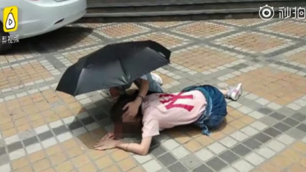 路人見狀立刻上前幫忙。圖/翻攝自梨視頻