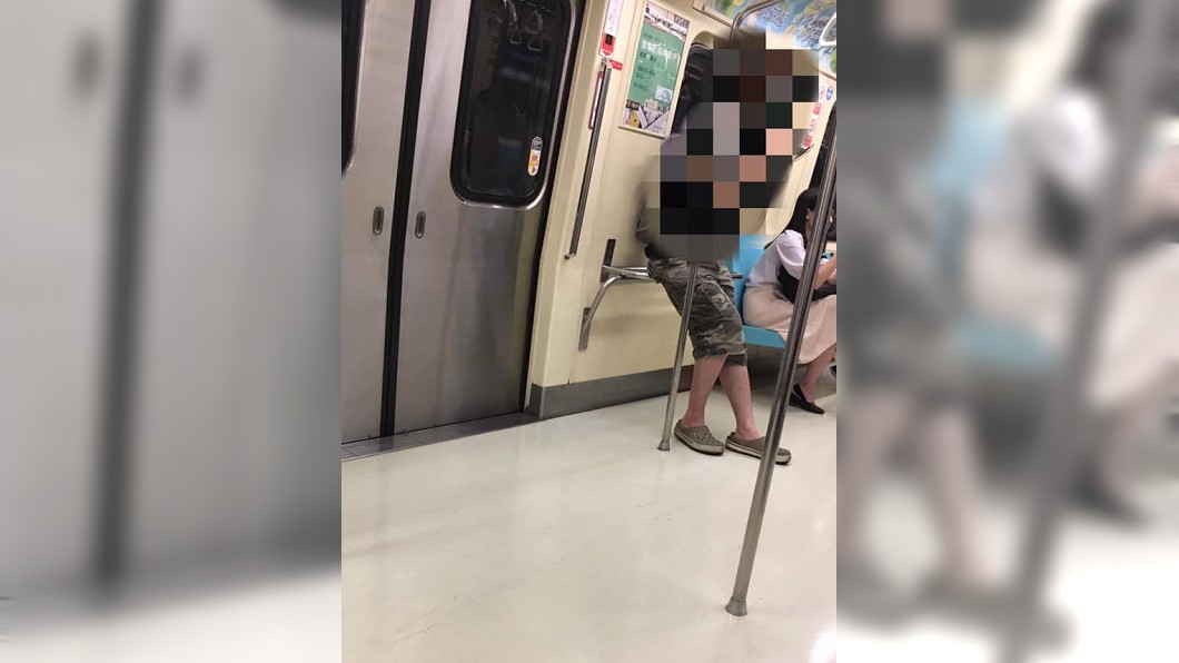 一名疑似就讀國中的少年,搭捷運時看到車廂內有工人,竟嫌對方髒還全身汗味。(圖/翻攝自臉書)