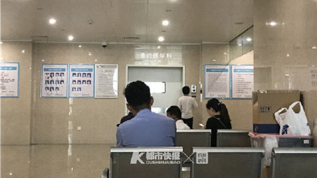 原本是8歲兒的小學面試日,不料卻接到父親受傷的消息,一家人在醫院等候消息。圖/翻攝自 微博