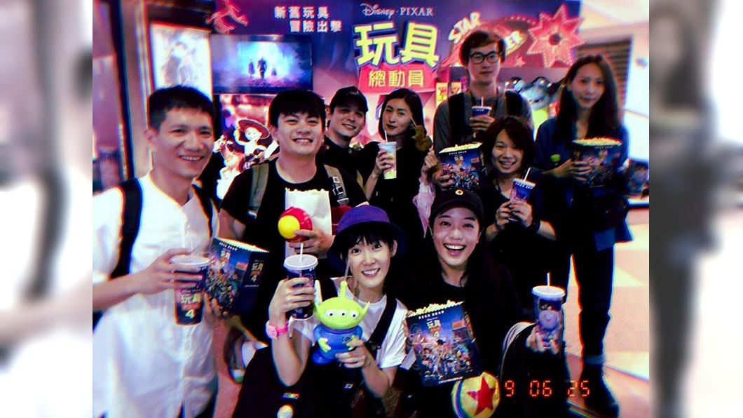 倪安東(左3)和管罄夥同友人一起看電影。圖/翻攝管罄 Kris Kuan臉書