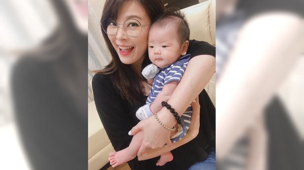 方馨抱著未滿2個月的小斗宅。 圖/翻攝自方馨臉書