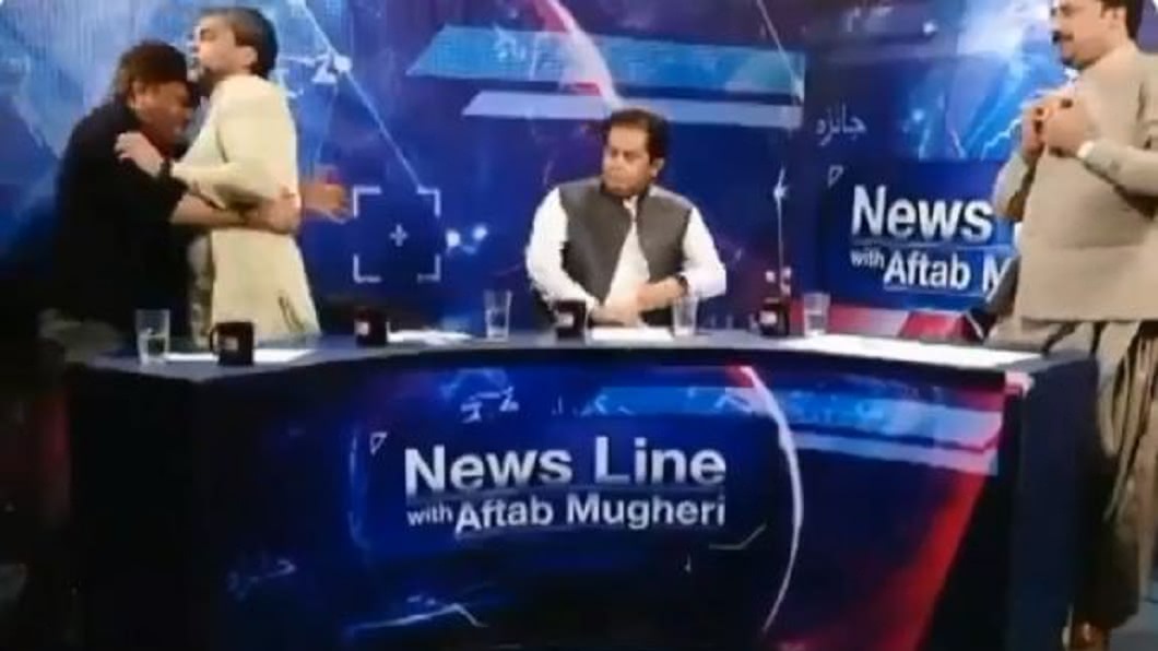 巴基斯坦一個政論節目上，2名來賓因為意見不合當場打起來。(圖／翻攝自YouTube)