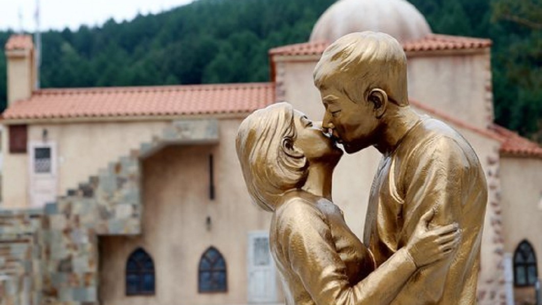曾經甜蜜的親吻銅像如今剩下尷尬。圖／翻攝自微博娛樂有飯