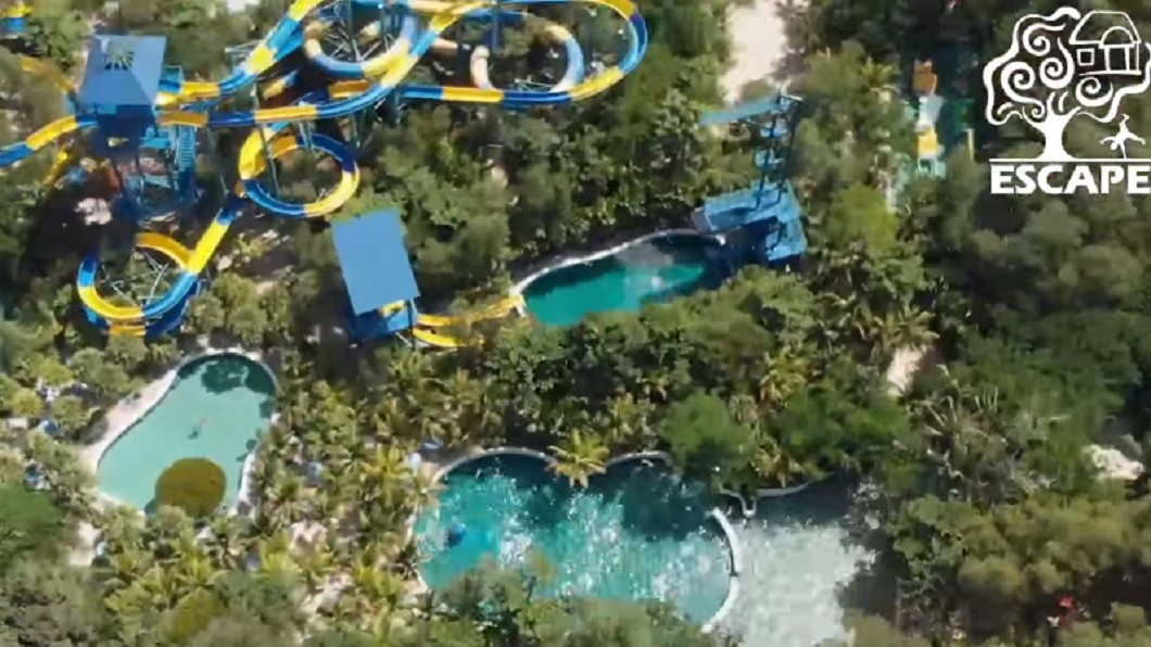 滑水道穿梭在樹林中,與大自然共存。圖/翻攝自Escape Theme Park, Penang臉書