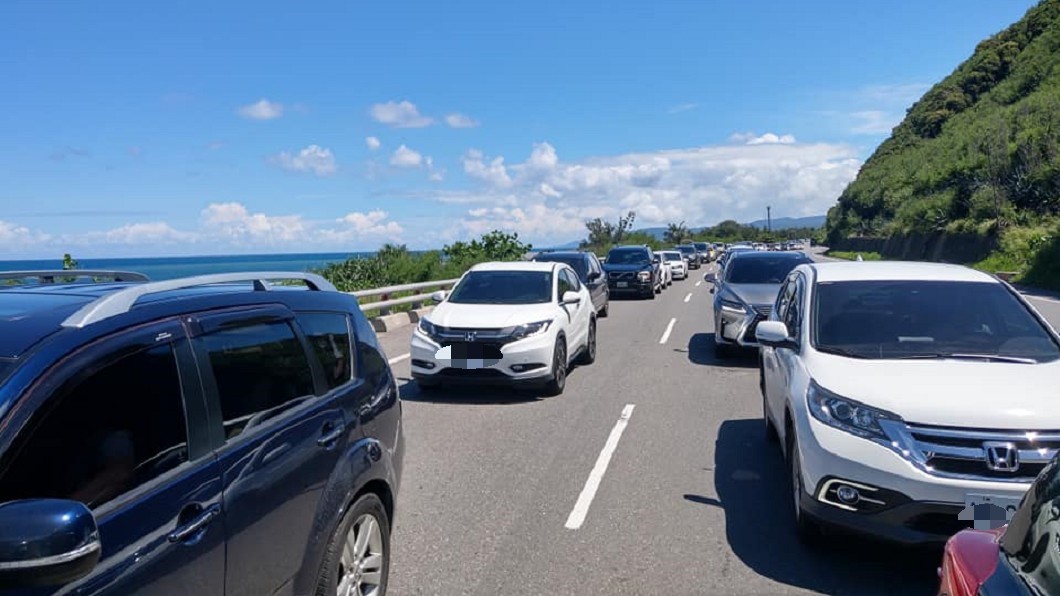 南迴大塞車,回堵近7公里。圖/翻攝自台東議員章正輝臉書