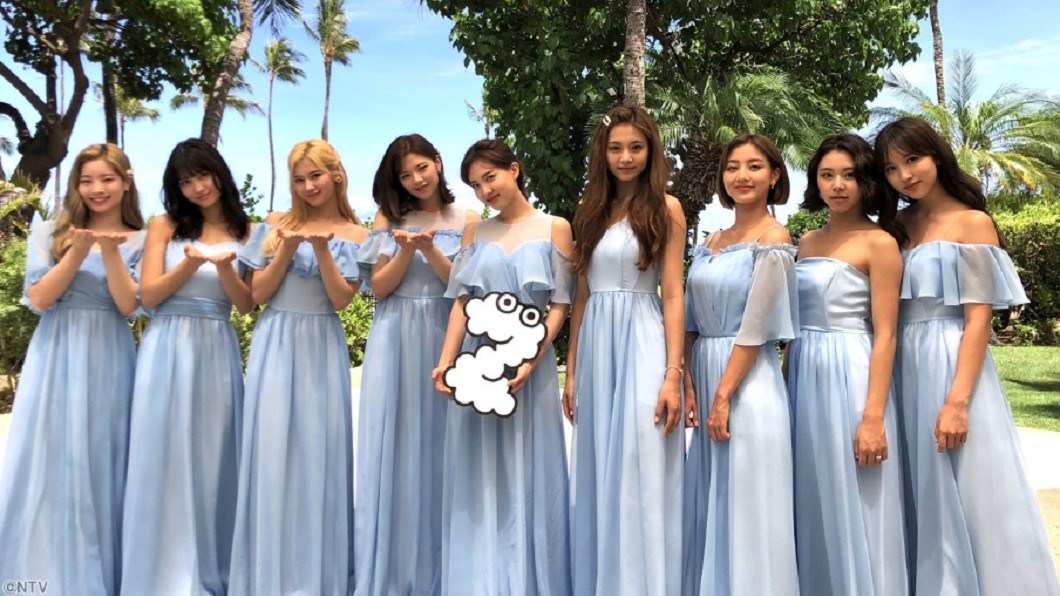 TWICE穿水藍色禮服超美現身粉絲婚禮。圖／截自ZIP TV推特