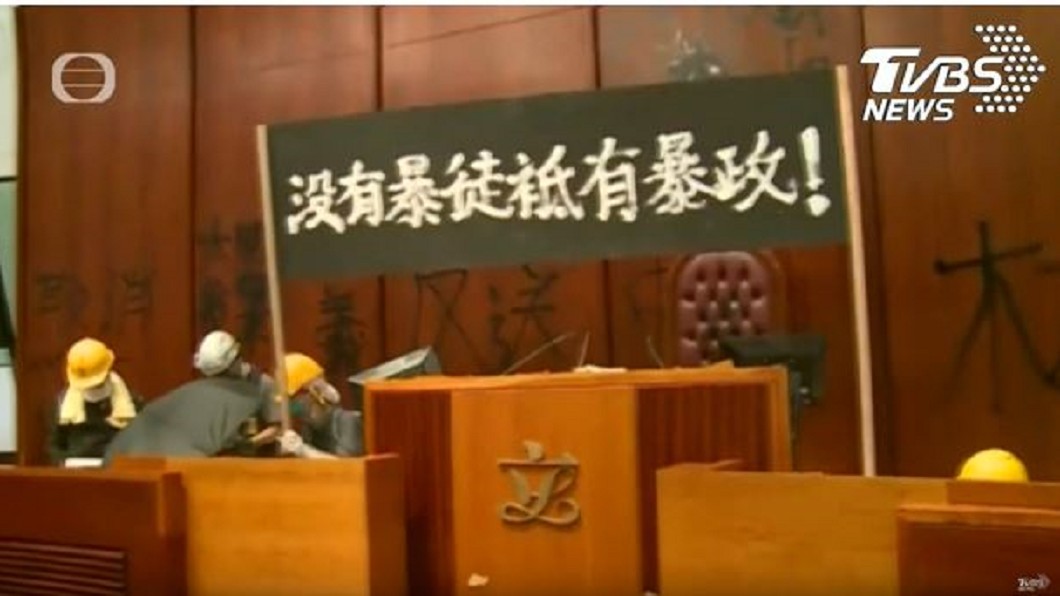 示威者高舉「沒有暴徒、只有暴政」標語。圖/TVBS