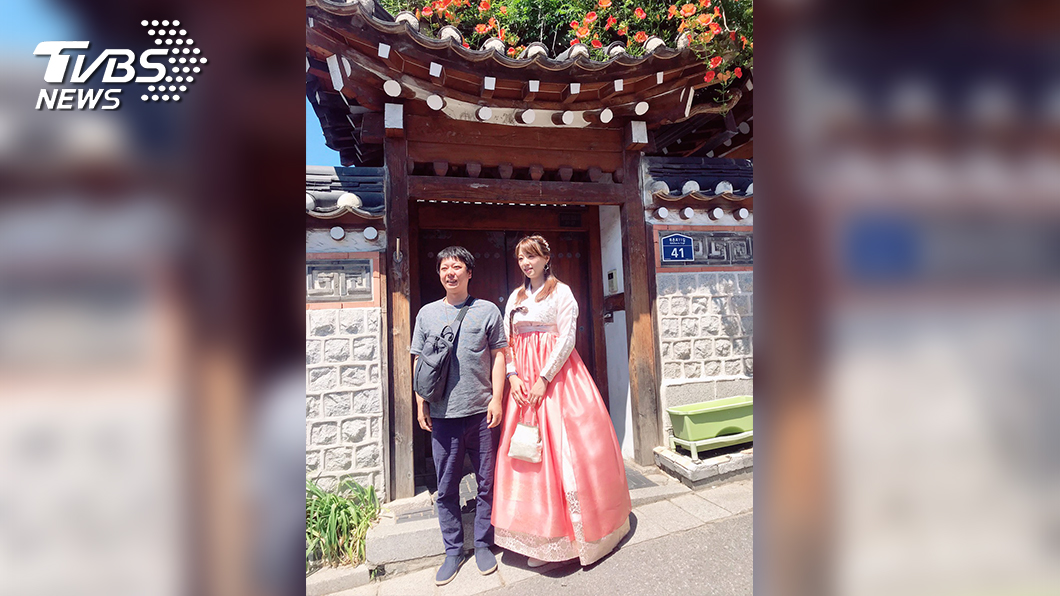穿上韓服後,民眾爭相與黃星樺拍照,讓黃星樺受寵若驚。(圖/TVBS)