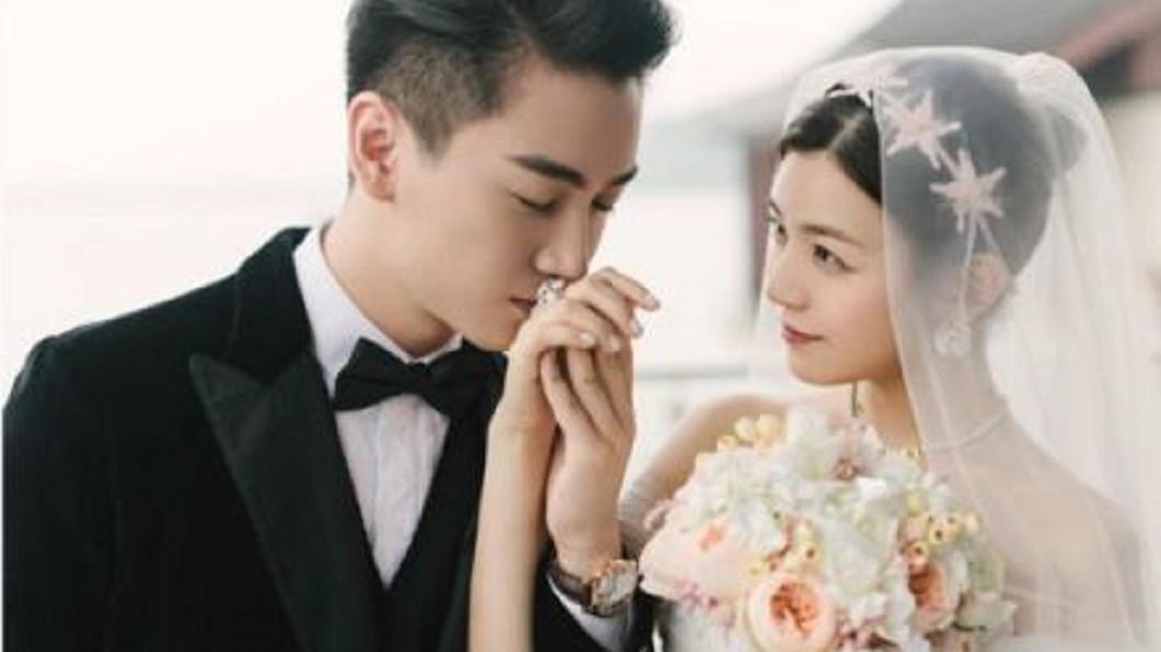 陳妍希陳曉結婚照就像1對金童玉女。圖／翻攝自微博