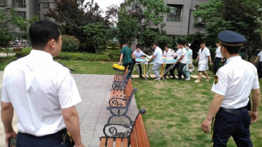 女子緊急送醫後仍回天乏術。圖/微博