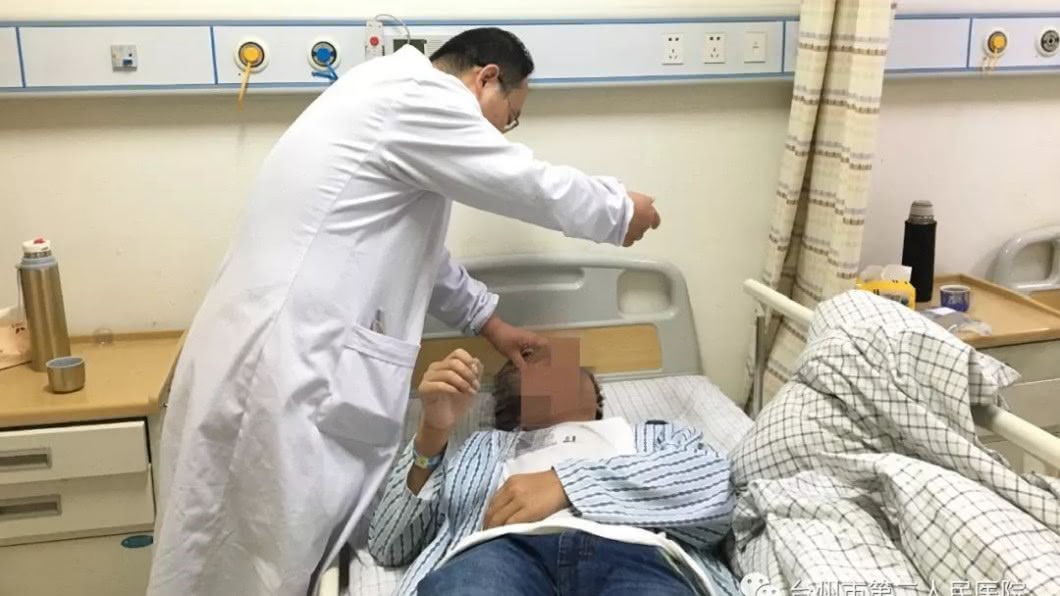 陳文斌醫生替少年做檢查。圖/翻攝搜狐健康網