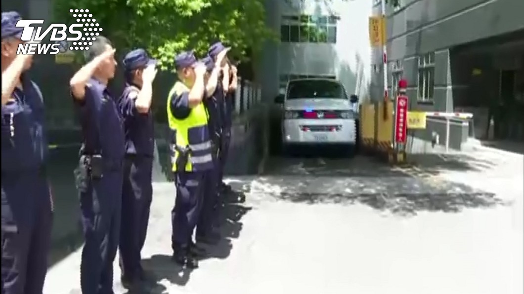今日上午李警遺體疑往殯儀館,大批員警列隊送李警最後一程。圖/TVBS
