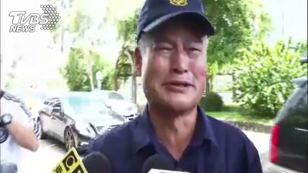 李警長官面對鏡頭聲淚俱下,一度哭到中斷發言,稱李警就像是自己的兒子一樣。圖/TVBS