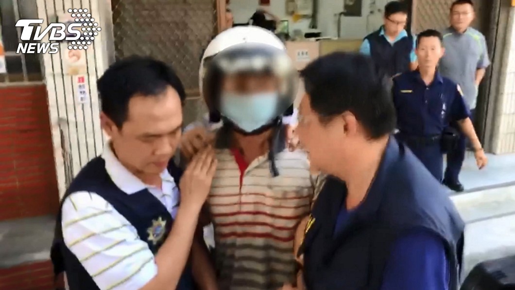 殺警的鄭姓嫌犯遭逮捕移送地檢署。(圖/TVBS)