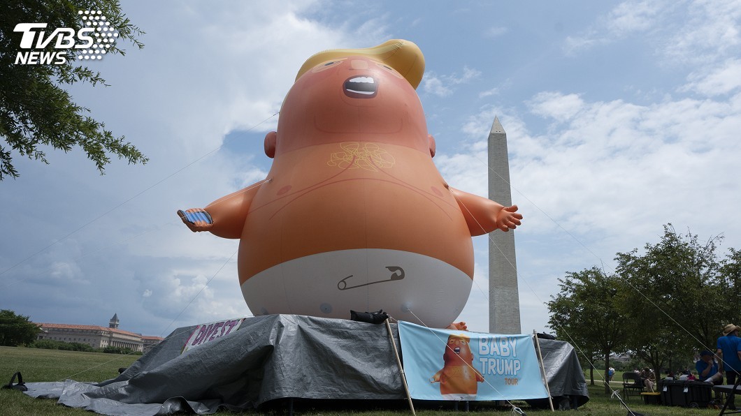 圖／達志影像美聯社 美國慶閱兵秀軍力　「巨嬰川普」氣球升空抗議