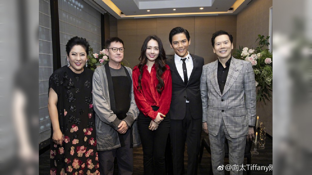 向佐求婚成功,家人合照。圖/翻攝向太Tiffany陳嵐微博
