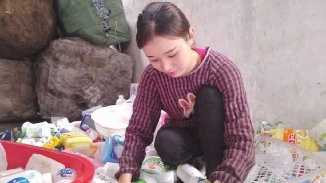 該名正妹從15歲就開始做資源回收,至今已經10年了。(圖/翻攝自陸網)