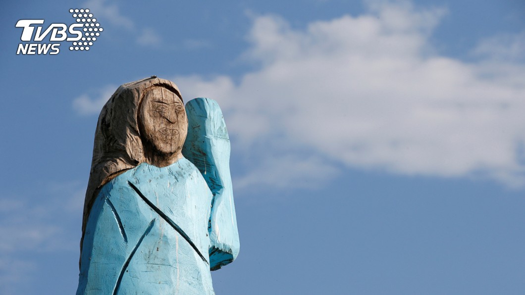 塞夫尼察日前豎立了一座梅蘭妮亞的雕像，吸引不少人前往觀賞。圖／達志影像路透社