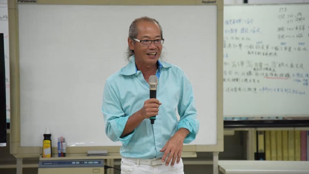 全拓工業董事長吳崇讓不退休跟著員工一起努力。圖/翻攝自臉書
