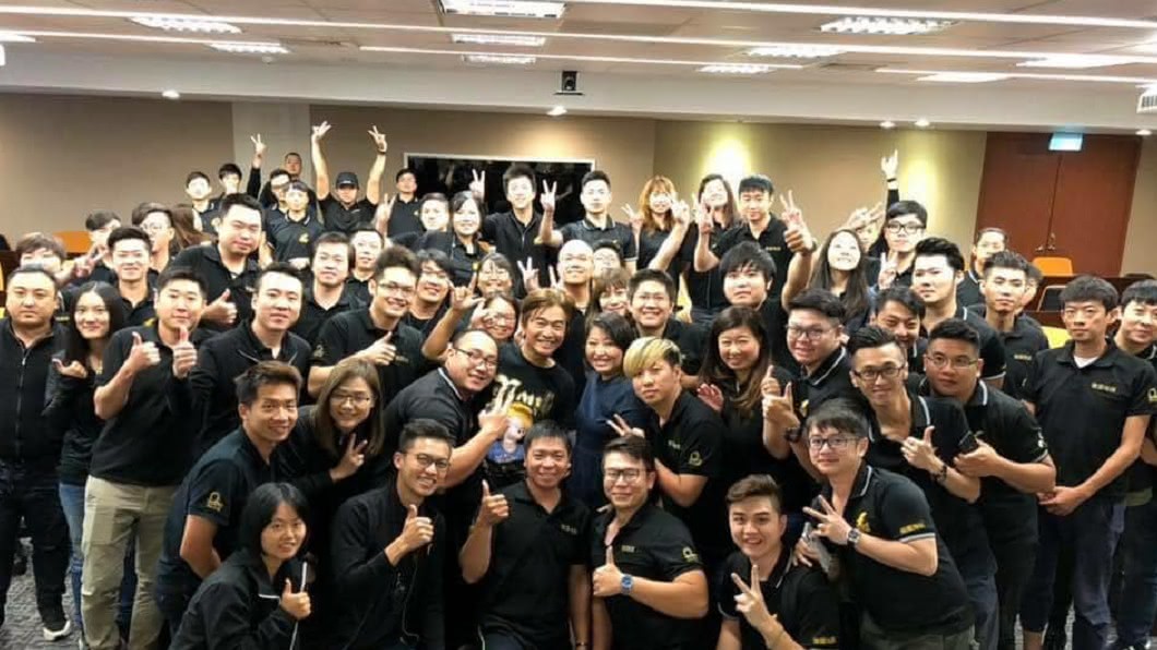 吳宗憲過去有PO過和員工的合照。圖/翻攝自吳宗憲FB