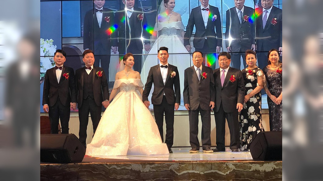 顏清標在3月時替二兒子顏仁賢和媳婦黃子涵補辦婚宴。資料照/TVBS