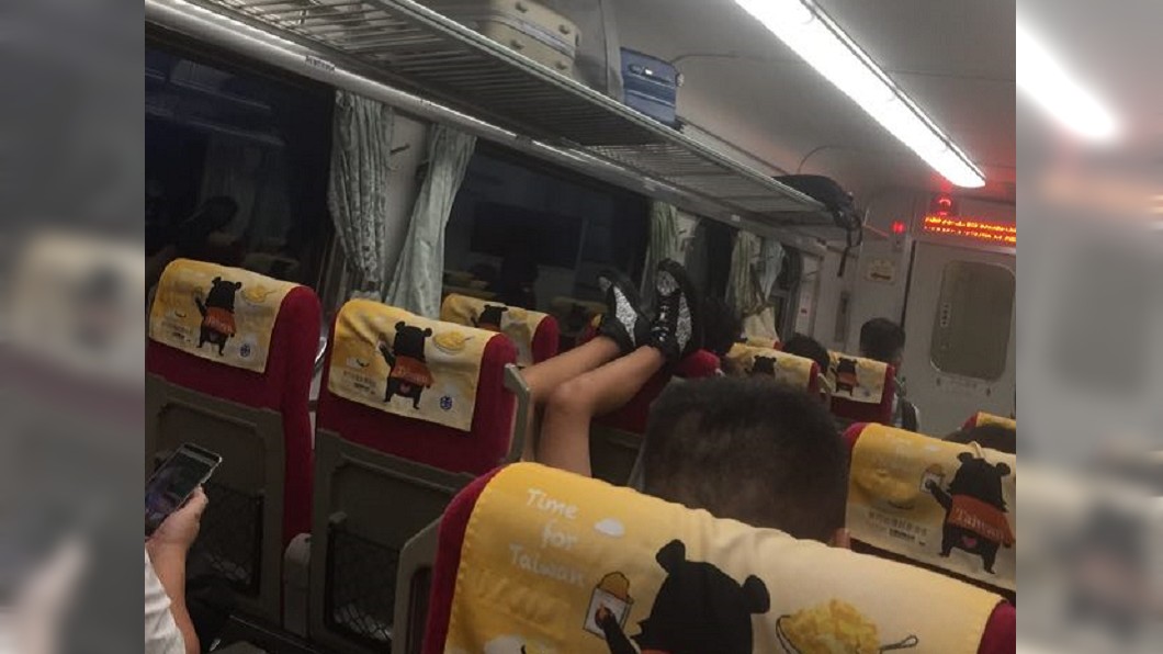 這名乘客竟然還自在的換姿勢,被制止也不理會。圖/網友提供