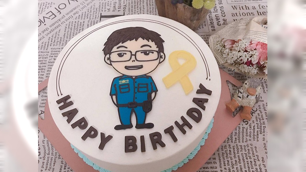 為勇警承翰訂製的生日蛋糕。圖/鐵路警察局高雄分局提供