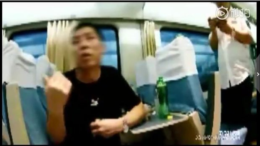 黑龍江一名男子在高鐵上猥褻年輕女子被逮，他被逮時竟稱對方是他的乾女兒。(圖／翻攝自微博)