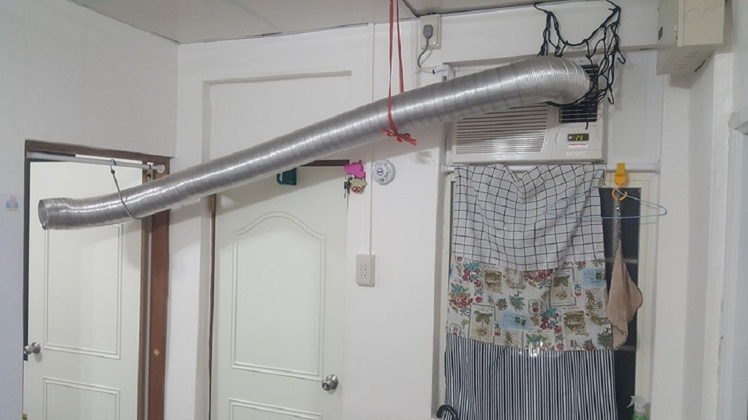 原PO表示用這條風管傳送冷氣,每天只開幾小時,不用擔心電費太高。圖/翻攝爆廢公社臉書