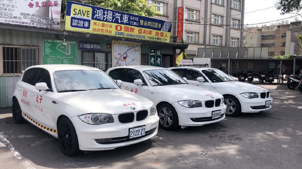 桃園有駕訓班把教練車換成BMW車款,引發許多網友熱烈回應。(圖/翻攝自臉書粉絲團)