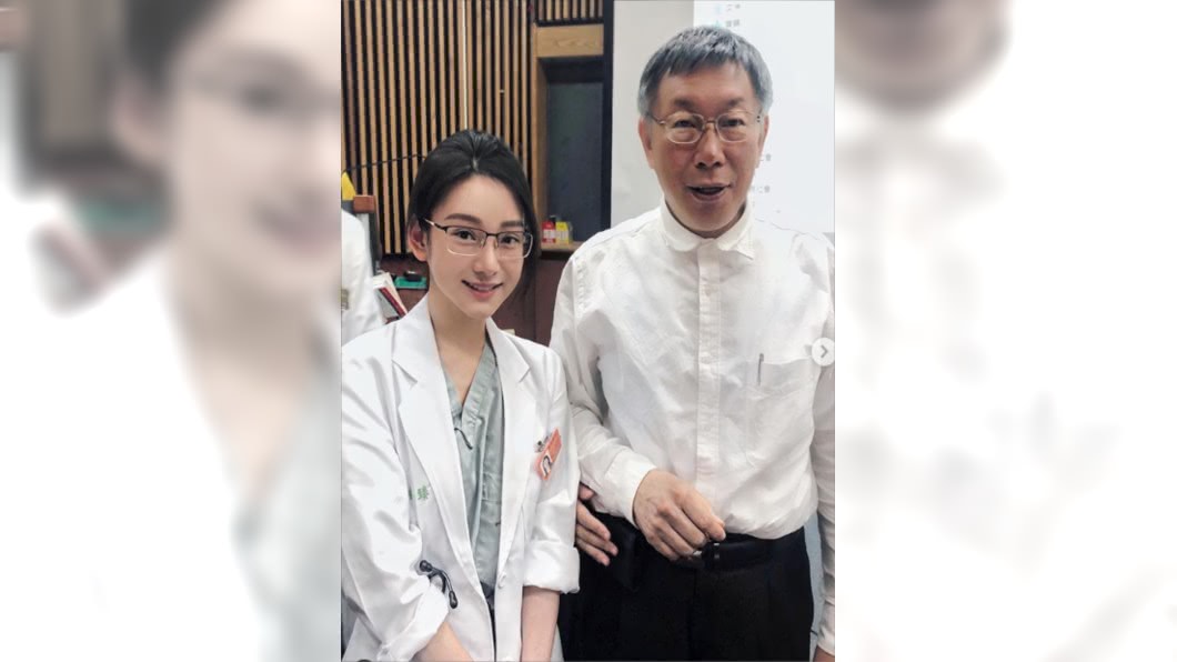 正妹醫師和台北市長柯文哲開心合照。圖/翻攝自Jennjennll的IG