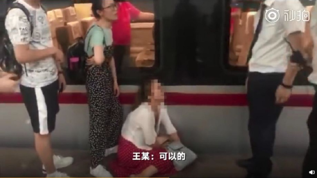 女子苦苦哀求列車長開門,讓他們可以搭車返回長沙。(圖/翻攝自微博)