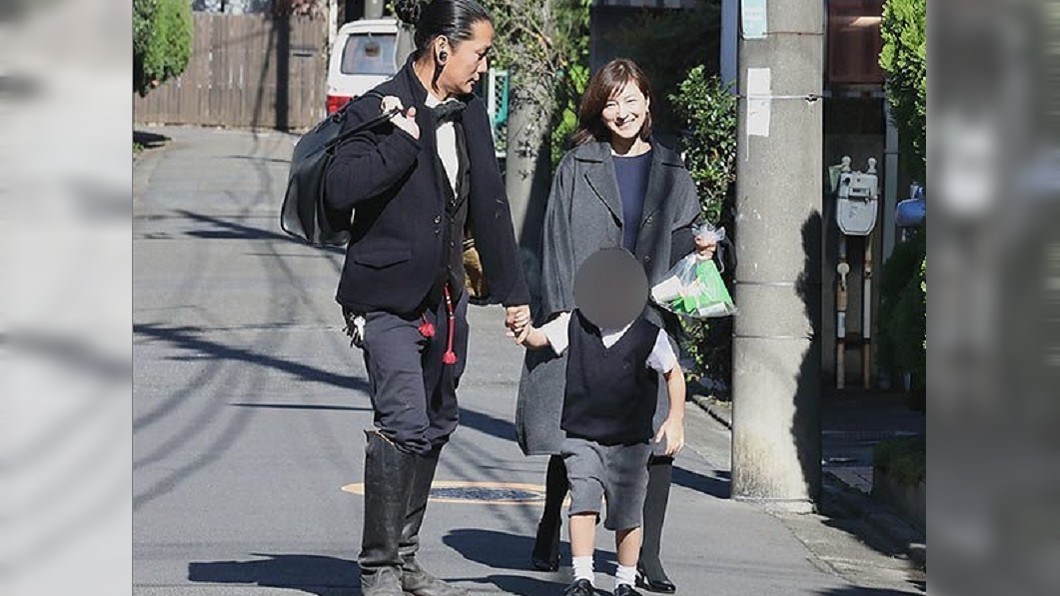 廣末涼子與第2任入贅的老公廣末順、次子。圖/翻攝harugarden25 IG