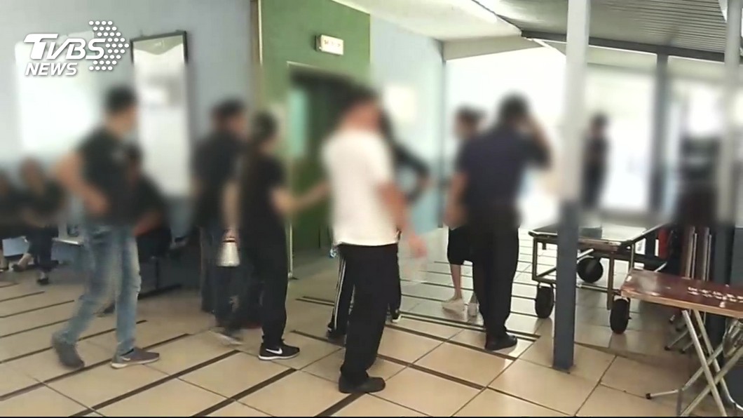 檢警對於涉案的其中6名男子進行偵訊。(圖/TVBS)