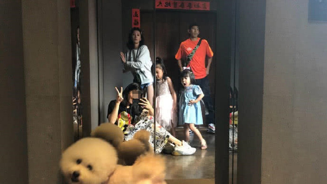 梧桐妹微博首PO文是全家福照片。圖/翻攝自梧桐妹微博