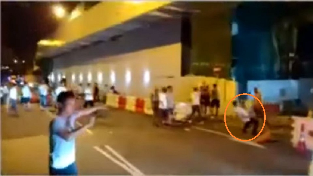香港反送中又發生暴力事件，一名原本率眾打人的白衣男子，突然遭整個人倒在路面。(圖／翻攝自YouTube)