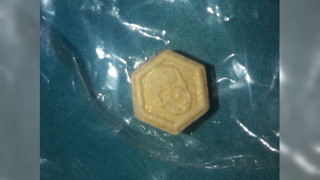 藥丸上印有骷髏頭的圖案。 圖/翻攝臉書
